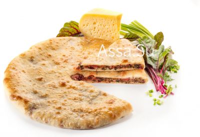 Осетинский пирог<br />со свекольными листьями<br />и осетинским сыром