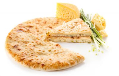 Осетинский пирог с осетинским сыром и зеленым луком «Кадынзджин»