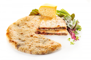 Традиционный пирог <br>со свекольными листьями и осетинским сыром "Сахараджын"