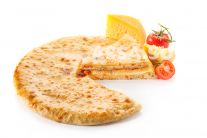 Фирменный пирог <br>с осетинским сыром и помидорами