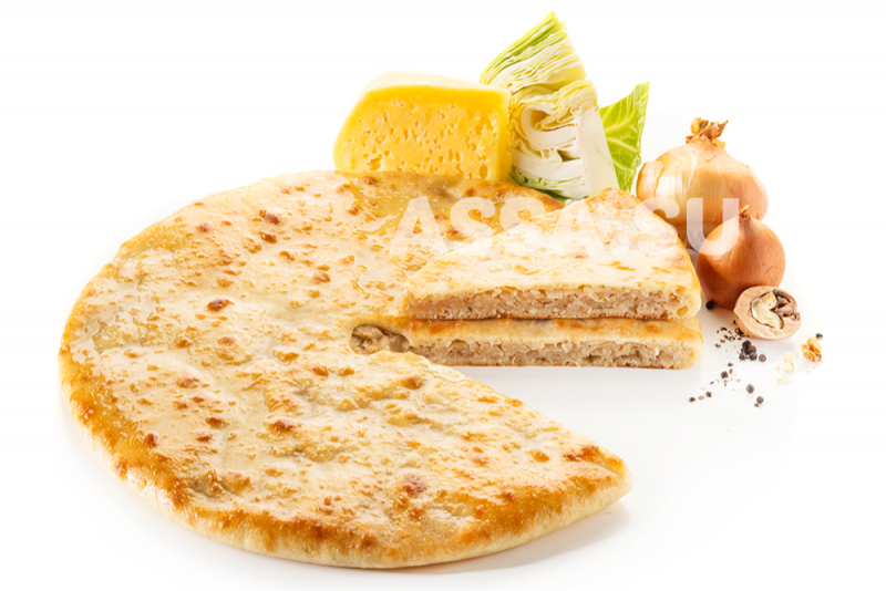 Традиционный осетинский пирог<br> с сыром и капустой