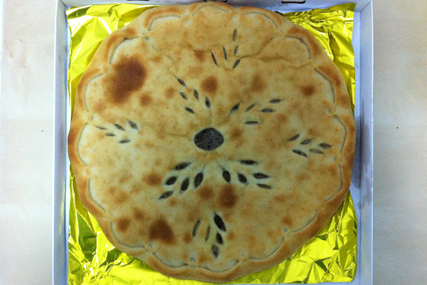 Доставка осетинских пирогов в праздничной упаковке на фольге